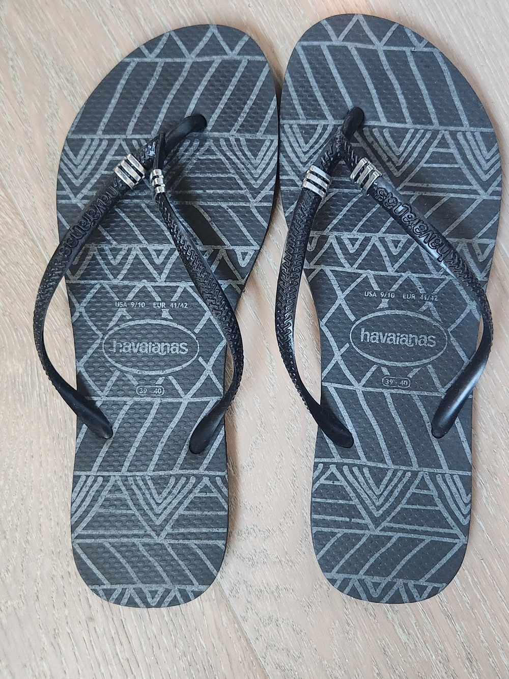 Havaianas Women's Black & Gray Geometric Flip Flops, new, size 9/10